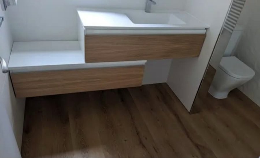 Baño con mueble de roble y tarima resistente a la humedad